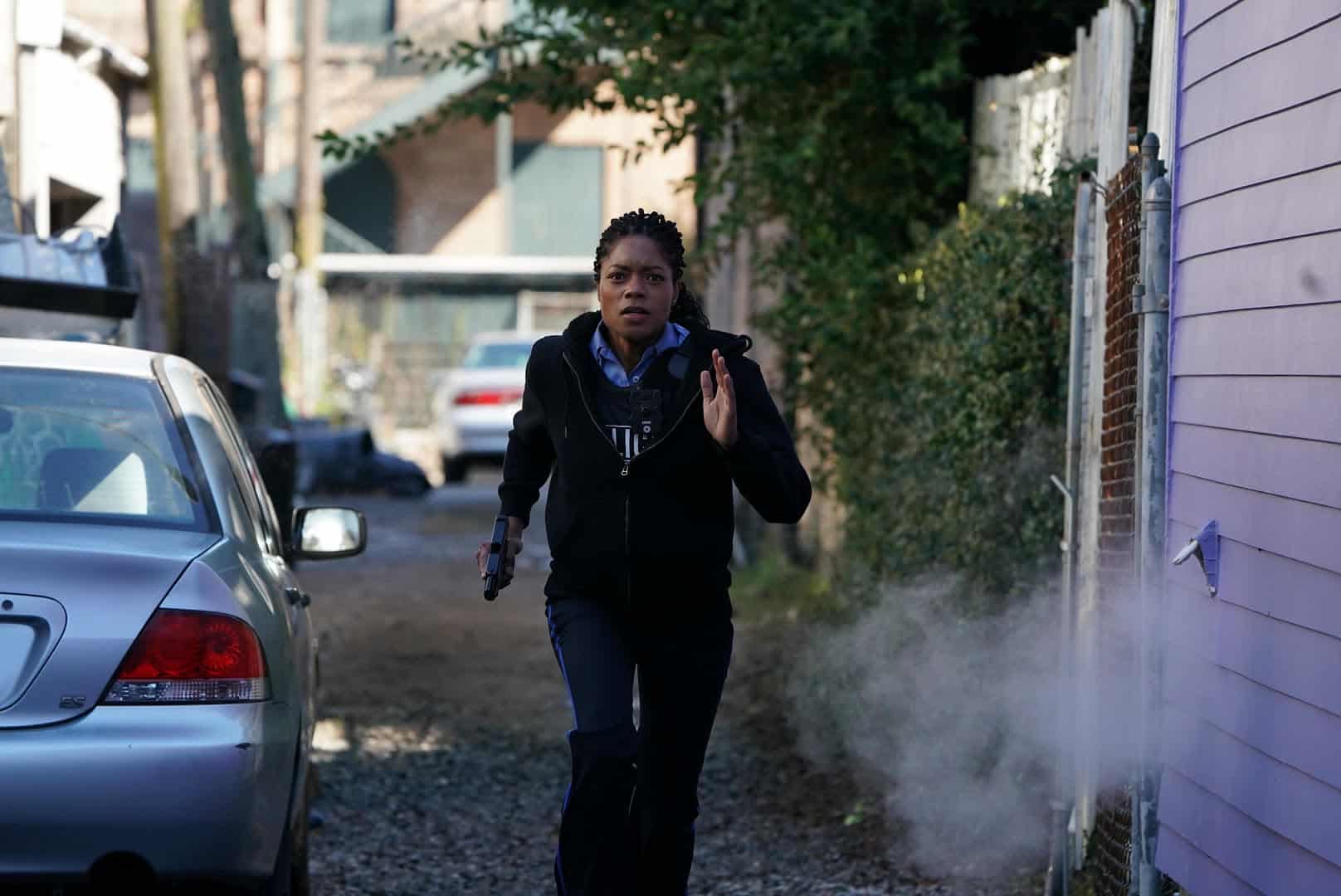 Naomie Harris as Alicia West running down an alley in Black and Blue