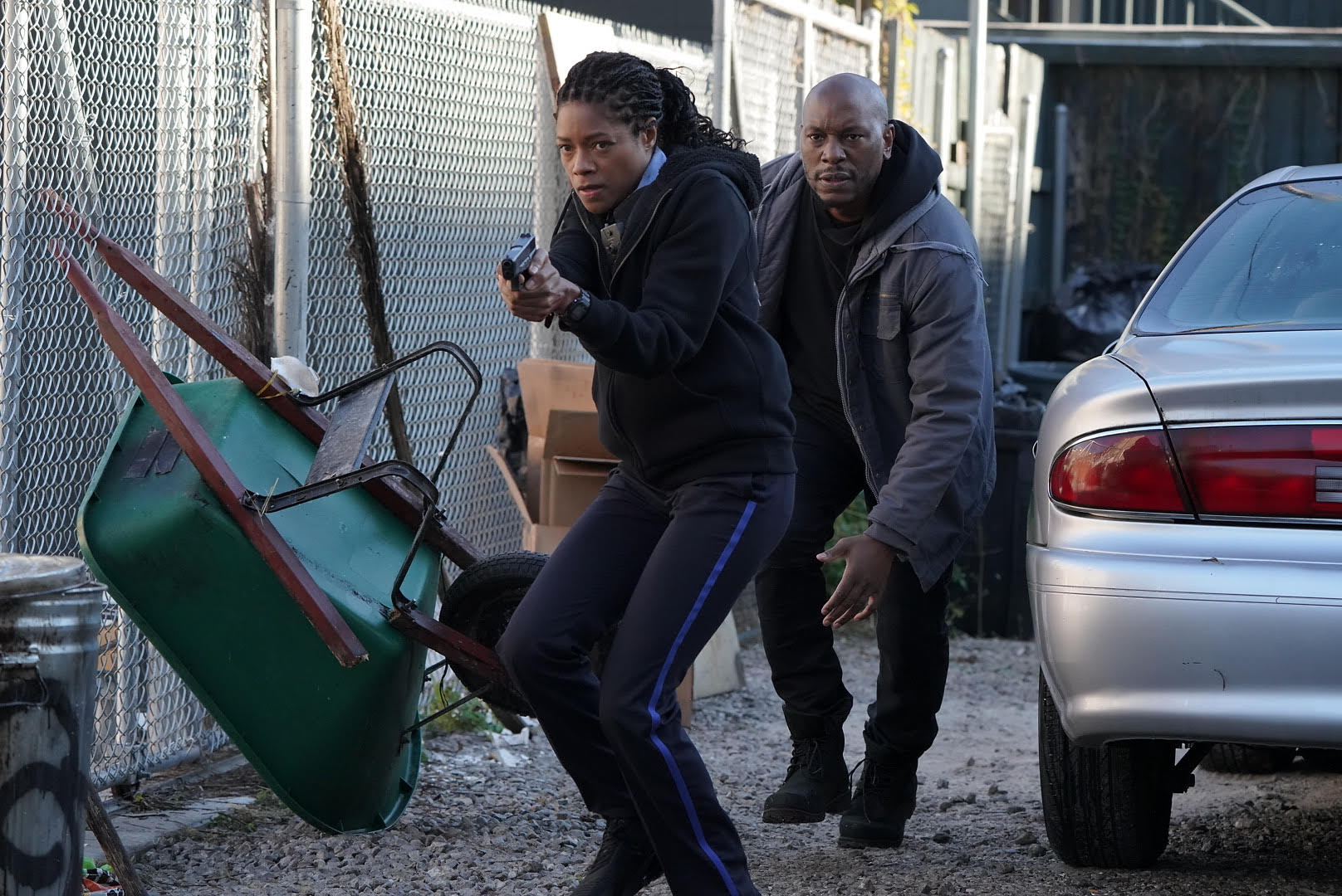Naomie Harris and Tyrese Gibson in an alley in Black and Blue