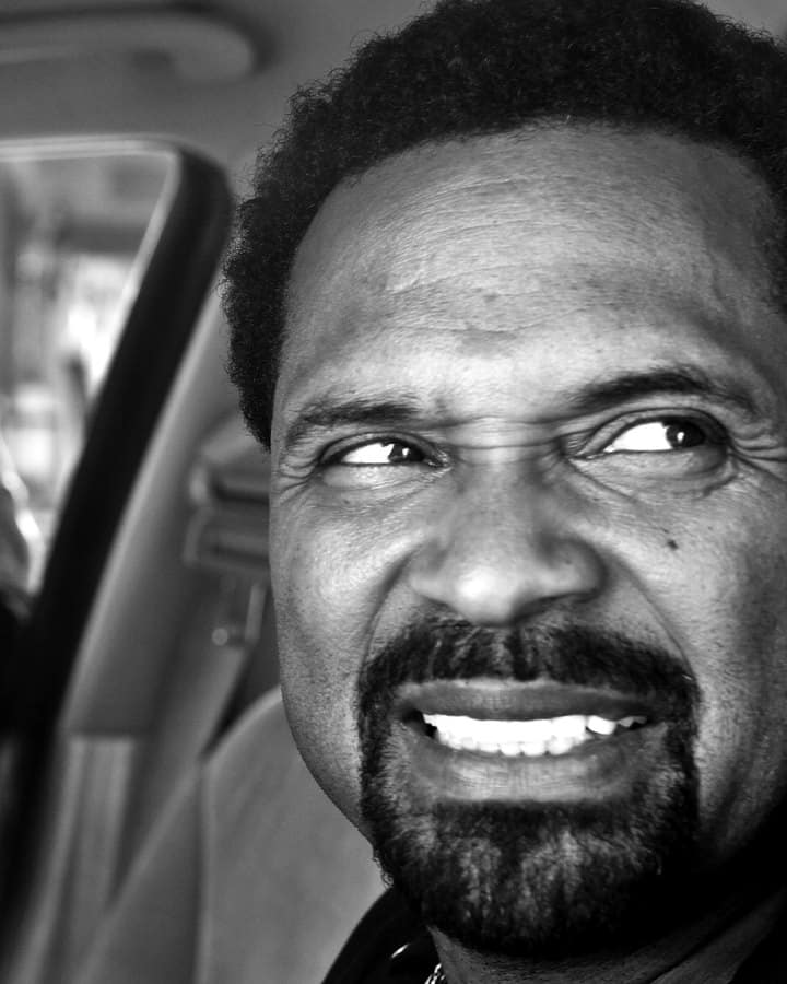 Mike Epps in a still from Meet the Blacks (2016), in black and white